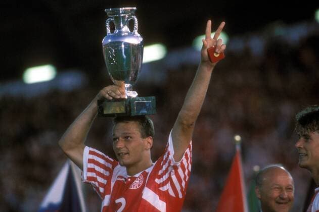 Fußball, EM Finale 1992 in Göteborg, Dänemark - Deutschland 2:0 Europameister Dänemark - Torben Piechnik jubelt mit der Coupe Henri Delaunay auf dem Kopf Fußball Länderspiel Herren EM 1992, Nationalmannschaft, Nationaltrikot, Finale, Endspiel Einzelbild Göteborg Glück, Freude, Fußball Länderspiel Herren EM 1992, Nationalmannschaft, Nationaltrikot, Finale, Endspiel Einzelbild Göteborg Glück, Freude,