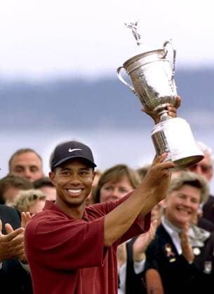 Eldrick Tiger Woods (USA) - Sieger der 100. US Open 2000 - präsentiert stolz die Trophäe -  (SXP2000061810) Golf Herren 100. US Open 2000, PGA Tour, Einzelbild Pebble Beach Freude, Golf Herren 100. US Open 2000, PGA Tour, Einzelbild Pebble Beach Freude,