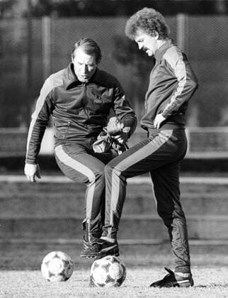Nationaltrainer Helmut Senekowitsch (li.) mit Herbert Prohaska (beide Österreich) am Ball Fußball Länderspiel Herren WM 1978, Nationalmannschaft, Training, Zwischenrunde, Gruppe A Gruppe Fußball Länderspiel Herren WM 1978, Nationalmannschaft, Training, Zwischenrunde, Gruppe A Gruppe