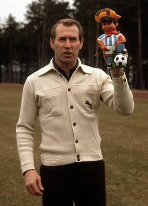 Nationaltrainer Helmut Senekowitsch (Österreich) mit WM Maskottchen Gauchito Fußball Herren Vorschau WM 1978, Nationalmannschaft Einzelbild Fußball Herren Vorschau WM 1978, Nationalmannschaft Einzelbild