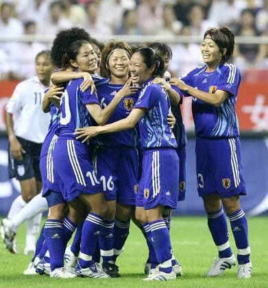 Aya Miyama (Japan, Mitte) jubelt mit ihren Teamkolleginnen Fußball WM Damen WM 2007, Länderspiel, Nationalteam, Nationaltrikot, Frauen, Frauenfußball, Gruppe A Gruppe Shanghai Begeisterung, Freude, Fußball WM Damen WM 2007, Länderspiel, Nationalteam, Nationaltrikot, Frauen, Frauenfußball, Gruppe A Gruppe Shanghai Begeisterung, Freude,