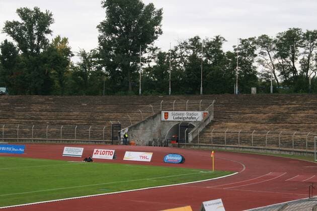Verfallene Tribünen im Südweststadion in Ludwigshafen - Heimspielstätte des FSV Ludwigshafen Oggersheim Fußball Herren Regionalliga Süd 2007 2008, 3. Liga, Stadionstory, Reportage, FSV Ludwigshafen Oggersheim Totale Ludwigshafen Fußball Herren Regionalliga Süd 2007 2008, 3. Liga, Stadionstory, Reportage, FSV Ludwigshafen Oggersheim Totale Ludwigshafen