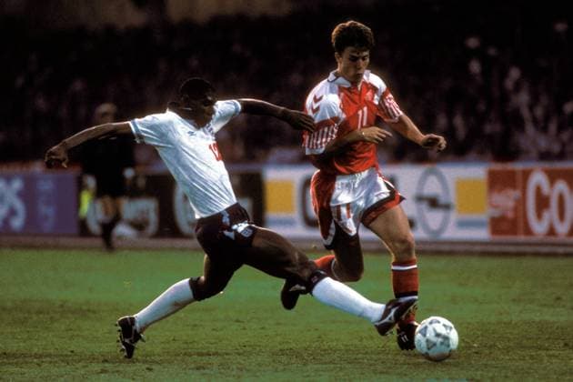 Brian Laudrup (Dänemark, re.) gegen Carlton Palmer (England) Fußball Länderspiel Herren EM 1992, Nationalmannschaft, Nationaltrikot, Gruppe A, England - Dänemark 0:0, Vdia Gruppe Malmö Dynamik, Fußball Länderspiel Herren EM 1992, Nationalmannschaft, Nationaltrikot, Gruppe A, England - Dänemark 0:0, Vdia Gruppe Malmö Dynamik,