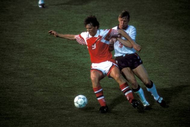 Flemming Povlsen (Dänemark, li.) gegen Stuart Pearce (England) Fußball Länderspiel Herren EM 1992, Nationalmannschaft, Nationaltrikot, Gruppe A, England - Dänemark 0:0, Vdia Gruppe Malmö Dynamik, Fußball Länderspiel Herren EM 1992, Nationalmannschaft, Nationaltrikot, Gruppe A, England - Dänemark 0:0, Vdia Gruppe Malmö Dynamik,