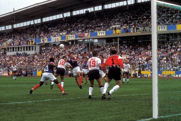 Strafraumszene in der Partie England gegen Frankreich im ausverkauften Malmö Stadion Fußball Länderspiel Herren EM 1992, Nationalmannschaft, Nationaltrikot, Gruppe A, England - Frankreich 0:0, Vdia Totale Malmö Stadion Malmö Dynamik, Fußball Länderspiel Herren EM 1992, Nationalmannschaft, Nationaltrikot, Gruppe A, England - Frankreich 0:0, Vdia Totale Malmö Stadion Malmö Dynamik,