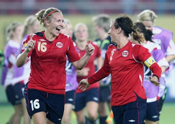 Ragnhild Gulbrandsen (li.) und Ane Stangeland Horpestad (beide Norwegen) - Torjubel Fußball Länderspiel Damen WM 2007, Frauen, Frauenfußball, Nationalmannschaft, Nationaltrikot, Gruppe C, Norwegen Gruppe Hangzhou Freude, Fußball Länderspiel Damen WM 2007, Frauen, Frauenfußball, Nationalmannschaft, Nationaltrikot, Gruppe C, Norwegen Gruppe Hangzhou Freude,