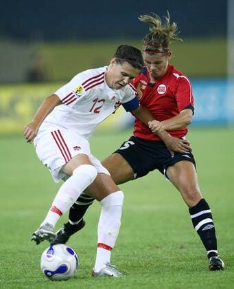 Christine Sinclair (Kanada, li.) gegen Siri Nordby (Norwegen) Fußball Länderspiel Damen WM 2007, Frauenfußball, Frauen, Nationalmannschaft, Nationaltrikot, Gruppe C, Norwegen - Kanada 2:1 Gruppe Hangzhou Dynamik, Kampf, Fußball Länderspiel Damen WM 2007, Frauenfußball, Frauen, Nationalmannschaft, Nationaltrikot, Gruppe C, Norwegen - Kanada 2:1 Gruppe Hangzhou Dynamik, Kampf,