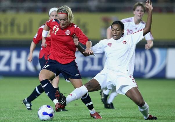 Leni Larsen Kaurin (Norwegen, li.) gegen Candace Marie Chapman (Kanada) Fußball Länderspiel Damen WM 2007, Frauenfußball, Frauen, Nationalmannschaft, Nationaltrikot, Gruppe C, Norwegen - Kanada 2:1 Gruppe Hangzhou Dynamik, Kampf, Fußball Länderspiel Damen WM 2007, Frauenfußball, Frauen, Nationalmannschaft, Nationaltrikot, Gruppe C, Norwegen - Kanada 2:1 Gruppe Hangzhou Dynamik, Kampf,