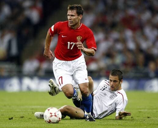Konstantin Zyryanov (Russland, vorn) gegen Joe Cole (England) - EDITORIAL USE ONLY. No use with unauthorised audio, video, data, fixture lists, club league logos or live services. Online in-match use limited to 120 images, no video emulation. No use in betting, games or single club league player publications. Fußball Länderspiel Herren EM Qualifikation 2007, Nationalteam, Nationaltrikot, England - Russland 3:0 Gruppe London Dynamik, Fußball Länderspiel Herren EM Qualifikation 2007, Nationalteam, Nationaltrikot, England - Russland 3:0 Gruppe London Dynamik,