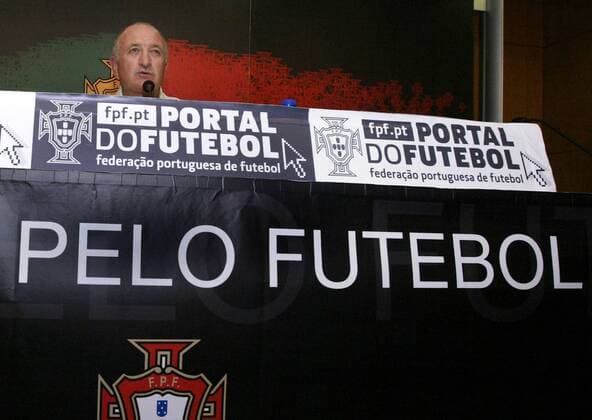Nationaltrainer Luiz Felipe Scolari (Portugal) äußert sich während einer Pressekonferenz -  Fußball Herren Nationalteam 2007, Pressekonferenz, Pressetermin, Pelo Einzelbild o0 Entschuldigung, Entschuldigungsrede Lissabon Fußball Herren Nationalteam 2007, Pressekonferenz, Pressetermin, Pelo Einzelbild o0 Entschuldigung, Entschuldigungsrede Lissabon