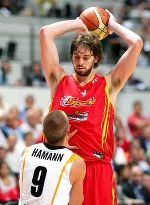 Pau Gasol (Spanien, hi.) gegen Steffen Hamann (Deutschland) - Basketball EM Herren EM 2007, Länderspiel, Nationalmannschaft, Nationaltrikot, Spanien - Deutschland 83:55 Gruppe Viertelfinale Madrid Komik, Überlegenheit, Basketball EM Herren EM 2007, Länderspiel, Nationalmannschaft, Nationaltrikot, Spanien - Deutschland 83:55 Gruppe Viertelfinale Madrid Komik, Überlegenheit,