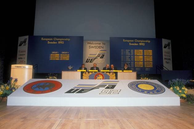 Welcome to Sweden - Bühne und Podium während der Endrundenauslosung zur EM 1992 mit den ausgelosten Gruppen (li.) und dem Spielplan, davor die Embleme der UEFA (li.) und des SFF (re.) sowie das Turnierlogo Fußball Herren Vorschau EM 1992, Endrundenauslosung Auslosung Gruppenauslosung Gruppen Ziehung Vdia Totale Göteborg Fußball Herren Vorschau EM 1992, Endrundenauslosung Auslosung Gruppenauslosung Gruppen Ziehung Vdia Totale Göteborg