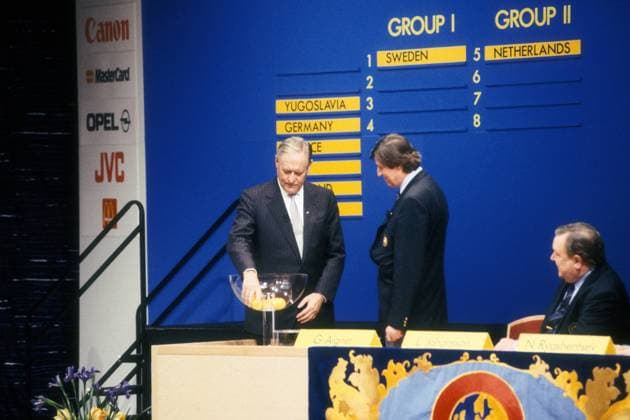 Nils Liedholm (Schweden, li.) während der Endrundenauslosung zur EM 1992 als Lospate neben UEFA Generalsekretär Gerhard Aigner (Schweiz), UEFA Präsident Lennart Johansson (Schweden, re.) schaut zu Fußball Herren Vorschau EM 1992, Endrundenauslosung Auslosung Gruppenauslosung Gruppen Ziehung Vdia Gruppe Göteborg Fußball Herren Vorschau EM 1992, Endrundenauslosung Auslosung Gruppenauslosung Gruppen Ziehung Vdia Gruppe Göteborg