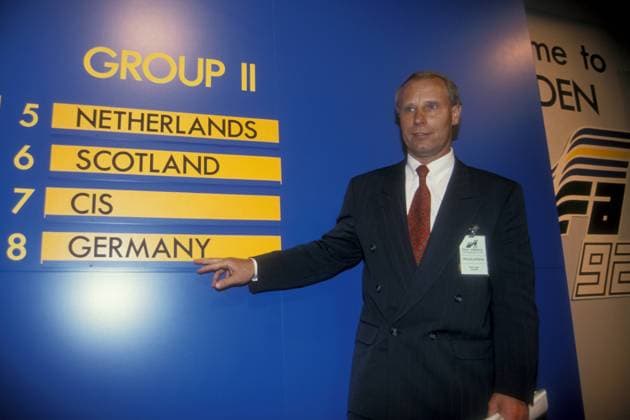 Bundestrainer Berti Vogts (Deutschland) zeigt nach der Endrundenauslosung zur EM 1992 auf die Gegner in der Gruppe 2: Niederlande, Schottland und die GUS Fußball Herren Vorschau EM 1992, Endrundenauslosung Auslosung Gruppenauslosung Gruppen Ziehung Vdia Einzelbild Göteborg Fußball Herren Vorschau EM 1992, Endrundenauslosung Auslosung Gruppenauslosung Gruppen Ziehung Vdia Einzelbild Göteborg