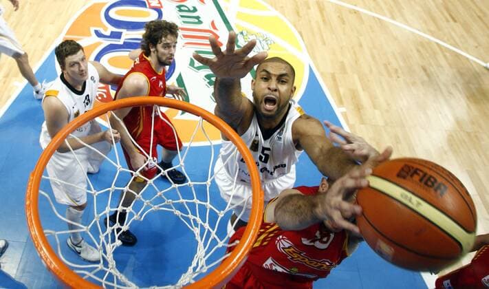 Ademola Okulaja (Deutschland, li.) gegen Jimenez (Spanien) - Basketball Länderspiel Herren EM 2007, Nationalmannschaft, Nationaltrikot, Viertelfinale, Spanien - Deutschland 83:55 Gruppe Madrid Dynamik, Kampf, Basketball Länderspiel Herren EM 2007, Nationalmannschaft, Nationaltrikot, Viertelfinale, Spanien - Deutschland 83:55 Gruppe Madrid Dynamik, Kampf,