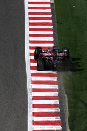 Sebastian Vettel (Deutschland Toro Rosso) driftet in seinem Boliden über die Curbs Motorsport Grand Prix Herren Großer Preis von Belgien 2007, Formel 1 Weltmeisterschaft, F1, F, GP, WM, Totale Spa-Francorchamps Motorsport Grand Prix Herren Großer Preis von Belgien 2007, Formel 1 Weltmeisterschaft, F1, F, GP, WM, Totale Spa-Francorchamps