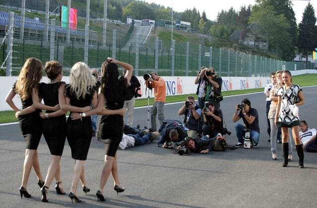 Fotografen nehmen am Rande des GP Belgien 2007 elegante Boxengirls in ihren Fokus Motorsport Grand Prix Herren Großer Preis von Belgien 2007, Formel 1 Weltmeisterschaft, F1, F, GP, WM, Totale Spa-Francorchamps Sinnlichkeit, Motorsport Grand Prix Herren Großer Preis von Belgien 2007, Formel 1 Weltmeisterschaft, F1, F, GP, WM, Totale Spa-Francorchamps Sinnlichkeit,