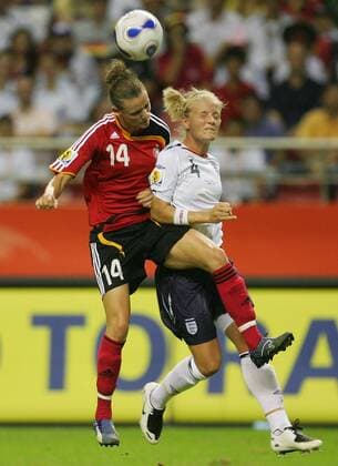 Simone Laudehr (Deutschland, li.) gegen Katie Chapman (England) Fußball Länderspiel Damen WM 2007, Nationalmannschaft, Nationaltrikot, Gruppe A, Frauen, Frauenfußball Gruppe Shanghai Dynamik, Kampf, Fußball Länderspiel Damen WM 2007, Nationalmannschaft, Nationaltrikot, Gruppe A, Frauen, Frauenfußball Gruppe Shanghai Dynamik, Kampf,