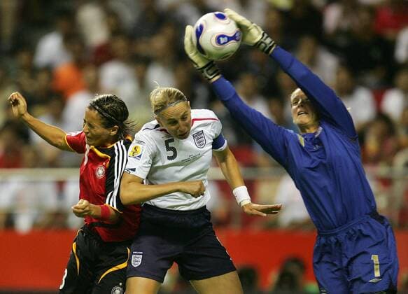 Faye White (Mitte) und Torfrau Rachel Brown (beide England) gegen Sandra Smisek (Deutschland) Fußball Länderspiel Damen WM 2007, Nationalmannschaft, Nationaltrikot, Gruppe A, Frauen, Frauenfußball Gruppe Shanghai Dynamik, Abwehr Fußball Länderspiel Damen WM 2007, Nationalmannschaft, Nationaltrikot, Gruppe A, Frauen, Frauenfußball Gruppe Shanghai Dynamik, Abwehr