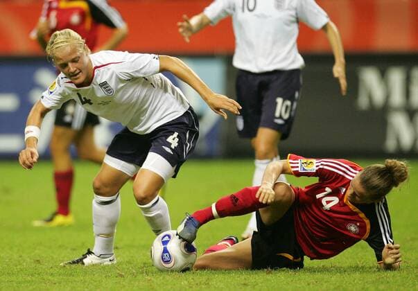 Katie Chapman (England, li.) gegen Simone Laudehr (Deutschland) Fußball Länderspiel Damen WM 2007, Nationalmannschaft, Nationaltrikot, Gruppe A, Frauen, Frauenfußball Gruppe Shanghai Kampf Fußball Länderspiel Damen WM 2007, Nationalmannschaft, Nationaltrikot, Gruppe A, Frauen, Frauenfußball Gruppe Shanghai Kampf