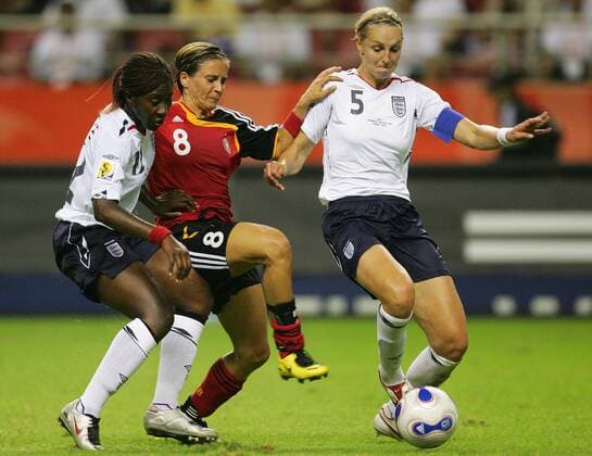 Sandra Smisek (Deutschland, Mitte) gegen Faye White (re.) und Anita Asante (beide England) Fußball Länderspiel Damen WM 2007, Nationalmannschaft, Nationaltrikot, Gruppe A, Frauen, Frauenfußball Gruppe Shanghai Dynamik Fußball Länderspiel Damen WM 2007, Nationalmannschaft, Nationaltrikot, Gruppe A, Frauen, Frauenfußball Gruppe Shanghai Dynamik