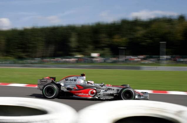 Hinter Reifenstapeln: Fernando Alonso (Spanien McLaren Mercedes) in seinem Boliden Motorsport Grand Prix Herren Großer Preis von Belgien 2007, Formel 1 Weltmeisterschaft, F1, F, GP, WM, Einzelbild Spa-Francorchamps Dynamik, Motorsport Grand Prix Herren Großer Preis von Belgien 2007, Formel 1 Weltmeisterschaft, F1, F, GP, WM, Einzelbild Spa-Francorchamps Dynamik,