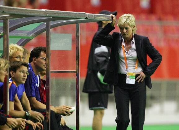 Bundestrainerin Silvia Neid (Deutschland, re.) enttäuscht Fußball Länderspiel Damen WM 2007, Nationalmannschaft, Frauen, Frauenfußball, Gruppe A Gruppe Shanghai Fußball Länderspiel Damen WM 2007, Nationalmannschaft, Frauen, Frauenfußball, Gruppe A Gruppe Shanghai
