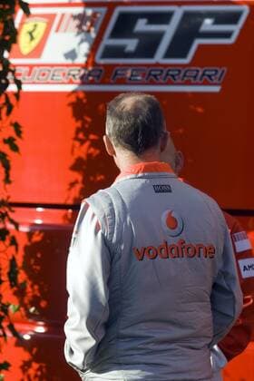 Crewmitglied von McLaren Mercedes vor dem Motorhome der Scuderia Ferrari Motorsport Grand Prix Herren Großer Preis von Belgien 2007, Formel 1 Weltmeisterschaft, F1, F, GP, WM, Freies Training Einzelbild o0 Spionageaffäre, Spionage Affäre Spa-Francorchamps Motorsport Grand Prix Herren Großer Preis von Belgien 2007, Formel 1 Weltmeisterschaft, F1, F, GP, WM, Freies Training Einzelbild o0 Spionageaffäre, Spionage Affäre Spa-Francorchamps