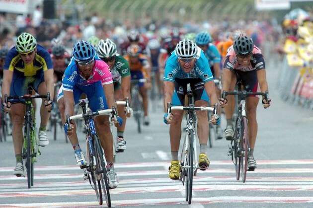 Alessandro Petacchi (Milram, re.) und Daniele Bennati (beide Italien Lampre Fondital) zeitgleich mit dem Peloton im Ziel der 13. Etappe der Spanienrundfahrt 2007 - Radsport Herren Vuelta a Espana 2007, Spanienrundfahrt, ProTour, Straßenradsport, Straße, Rad, Gruppe 13. Etappe: Hellin - Torre Pacheco Radsport Herren Vuelta a Espana 2007, Spanienrundfahrt, ProTour, Straßenradsport, Straße, Rad, Gruppe 13. Etappe: Hellin - Torre Pacheco