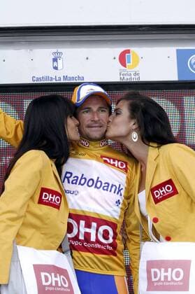 Denis Menchov (Rußland Rabobank) im goldenen Trikot bei der Siegerehrung zur 13. Etappe der Spanienrundfahrt 2007 - Radsport Herren Vuelta a Espana 2007, Spanienrundfahrt, ProTour, Straßenradsport, Straße, Rad, Gruppe 13. Etappe: Hellin - Torre Pacheco Radsport Herren Vuelta a Espana 2007, Spanienrundfahrt, ProTour, Straßenradsport, Straße, Rad, Gruppe 13. Etappe: Hellin - Torre Pacheco