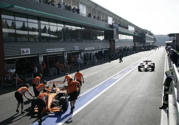 Adrian Sutil (Deutschland Spyker, li.) wird mit seinem Boliden rückwärts durch die Boxengasse geschoben Motorsport Grand Prix Herren Großer Preis von Belgien 2007, Formel 1 Weltmeisterschaft, F1, F, GP, WM, Freies Training Totale Spa-Francorchamps Motorsport Grand Prix Herren Großer Preis von Belgien 2007, Formel 1 Weltmeisterschaft, F1, F, GP, WM, Freies Training Totale Spa-Francorchamps
