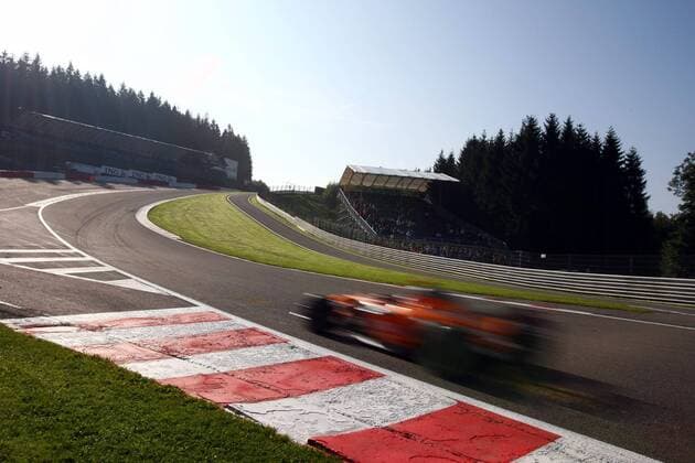 Spyker Bolide bei der Einfahrt in die Eau Rouge Schikane Motorsport Grand Prix Herren Großer Preis von Belgien 2007, Formel 1 Weltmeisterschaft, F1, F, GP, WM, Freies Training Totale Spa-Francorchamps Dynamik, Motorsport Grand Prix Herren Großer Preis von Belgien 2007, Formel 1 Weltmeisterschaft, F1, F, GP, WM, Freies Training Totale Spa-Francorchamps Dynamik,