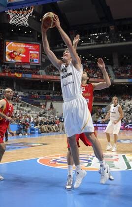 Jan Hendrik Jagla (Deutschland) am Ball -  Basketball Länderspiel Herren EM 2007, Nationalmannschaft, Nationaltrikot, Spanien - Deutschland 81:55 Gruppe Madrid Dynamik, Basketball Länderspiel Herren EM 2007, Nationalmannschaft, Nationaltrikot, Spanien - Deutschland 81:55 Gruppe Madrid Dynamik,