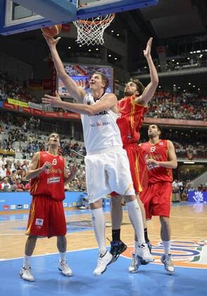 Patrick Femerling (Deutschland, Mitte) gegen Pau Gasol; daneben Jose Manuel Calderon (li.) und Felipe Reyes (alle Spanien) -  Basketball Länderspiel Herren EM 2007, Nationalmannschaft, Nationaltrikot, Spanien - Deutschland 81:55 Gruppe Madrid Dynamik, Basketball Länderspiel Herren EM 2007, Nationalmannschaft, Nationaltrikot, Spanien - Deutschland 81:55 Gruppe Madrid Dynamik,