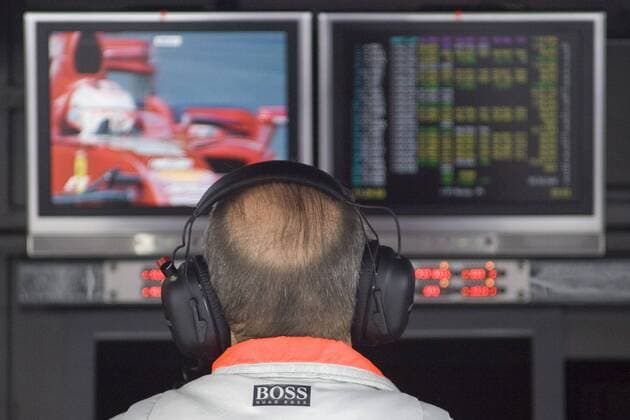 Teamchef Ron Dennis (England McLaren Mercedes) beobachtet über den Monitor im Leitstand die rote Konkurrenz Motorsport Grand Prix Herren Großer Preis von Belgien 2007, Formel 1 Weltmeisterschaft, F1, F, GP, WM, Qualifying Einzelbild Spa Francorchamps Motorsport Grand Prix Herren Großer Preis von Belgien 2007, Formel 1 Weltmeisterschaft, F1, F, GP, WM, Qualifying Einzelbild Spa Francorchamps