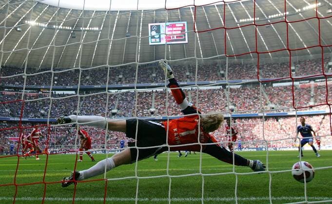 Torwart Oliver Kahn (Bayern) streckt sich vergeblich Fußball 1. BL Herren Saison 2007 2008, FC Bayern München - FC Schalke 04 1:1 Einzelbild AllianzArena, Allianz Arena München Dynamik, Fußball 1. BL Herren Saison 2007 2008, FC Bayern München - FC Schalke 04 1:1 Einzelbild AllianzArena, Allianz Arena München Dynamik,