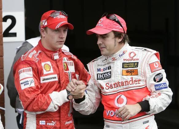 Fernando Alonso (Spanien McLaren Mercedes, re.) gratuliert Kimi Räikkönen (Finnland Ferrari) zu seinem Gewinn der Pole Position beim GP von Belgien 2007 Motorsport Grand Prix Herren Großer Preis von Belgien 2007, Formel 1 Weltmeisterschaft, F1, F, GP, WM, Qualifying Gruppe Spa Francorchamps Motorsport Grand Prix Herren Großer Preis von Belgien 2007, Formel 1 Weltmeisterschaft, F1, F, GP, WM, Qualifying Gruppe Spa Francorchamps