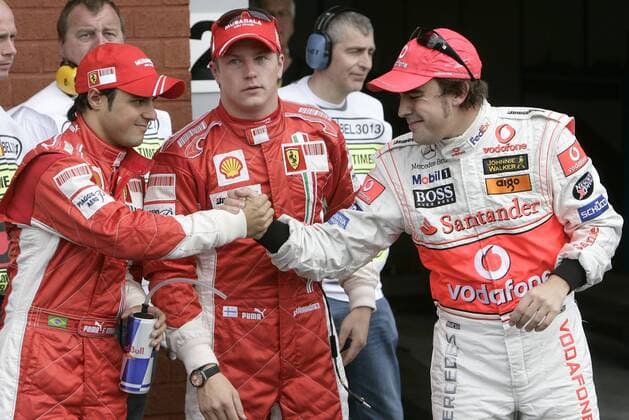 Fernando Alonso (Spanien McLaren Mercedes, re.) gratuliert Felipe Massa (Brasilien, li.) und Kimi Räikkönen (Finnland beide Ferrari) zu deren Spitzenplatzierung im Qualifying zum GP von Belgien 2007 Motorsport Grand Prix Herren Großer Preis von Belgien 2007, Formel 1 Weltmeisterschaft, F1, F, GP, WM, Qualifying Gruppe Spa Francorchamps Motorsport Grand Prix Herren Großer Preis von Belgien 2007, Formel 1 Weltmeisterschaft, F1, F, GP, WM, Qualifying Gruppe Spa Francorchamps