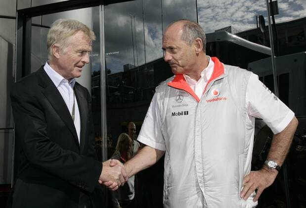 FIA Präsident Max Mosley (li.) begrüßt skeptisch Teamchef Ron Dennis (McLaren Mercedes beide England) Motorsport Grand Prix Herren Großer Preis von Belgien 2007, Formel 1 Weltmeisterschaft, F1, F, GP, WM, Qualifying Gruppe Spa Francorchamps Spannung, Skepsis, Motorsport Grand Prix Herren Großer Preis von Belgien 2007, Formel 1 Weltmeisterschaft, F1, F, GP, WM, Qualifying Gruppe Spa Francorchamps Spannung, Skepsis,