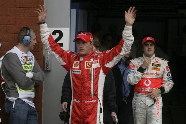Kimi Räikkönen (Finnland Ferrari, Mitte) und Fernando Alonso (Spanien McLaren Mercedes) präsentieren sich den Zuschauern Motorsport Grand Prix Herren Großer Preis von Belgien 2007, Formel 1 Weltmeisterschaft, F1, F, GP, WM, Qualifying Gruppe Spa Francorchamps Motorsport Grand Prix Herren Großer Preis von Belgien 2007, Formel 1 Weltmeisterschaft, F1, F, GP, WM, Qualifying Gruppe Spa Francorchamps