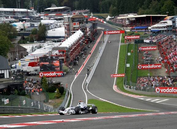 Nick Heidfeld (Deutschland BMW Sauber) mit seinem Boliden in der Eau Rouge Kurve der Rennstrecke in Spa Francorchamps Motorsport Grand Prix Herren Großer Preis von Belgien 2007, Formel 1 Weltmeisterschaft, F1, F, GP, WM, Qualifying Totale Spa Francorchamps Motorsport Grand Prix Herren Großer Preis von Belgien 2007, Formel 1 Weltmeisterschaft, F1, F, GP, WM, Qualifying Totale Spa Francorchamps