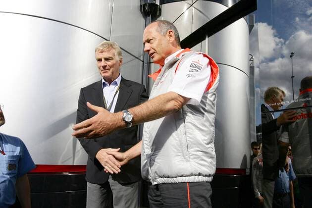 Teamchef Ron Dennis (McLaren Mercedes, re.) im Gespräch mit FIA Präsident Max Mosley (beide England) Motorsport Grand Prix Herren Großer Preis von Belgien 2007, Formel 1 Weltmeisterschaft, F1, F, GP, WM, Qualifying Gruppe Spa Francorchamps Motorsport Grand Prix Herren Großer Preis von Belgien 2007, Formel 1 Weltmeisterschaft, F1, F, GP, WM, Qualifying Gruppe Spa Francorchamps