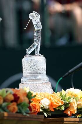 Tour Championship Trophy auf Rosen gebettet - (Icon2106169) Golf Herren The Tour Championship 2007, Fed Ex Cup, FedEx, PGA Einzelbild Atlanta Golf Herren The Tour Championship 2007, Fed Ex Cup, FedEx, PGA Einzelbild Atlanta EDITORIAL USE ONLY