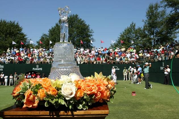 Tour Championship Trophy auf Rosen gebettet - (Icon2106195) Golf Herren The Tour Championship 2007, Fed Ex Cup, FedEx, PGA Einzelbild Atlanta Golf Herren The Tour Championship 2007, Fed Ex Cup, FedEx, PGA Einzelbild Atlanta EDITORIAL USE ONLY