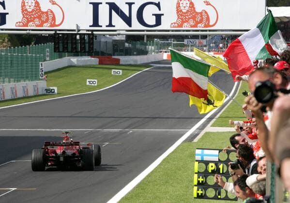 Kimi Räikkönen (Finnland Ferrari) fährt als Sieger des GP von Belgien 2007 über die Ziellinie Motorsport Grand Prix Herren Großer Preis von Belgien 2007, Formel 1 Weltmeisterschaft, F1, F, GP, WM Totale Spa Francorchamps Motorsport Grand Prix Herren Großer Preis von Belgien 2007, Formel 1 Weltmeisterschaft, F1, F, GP, WM Totale Spa Francorchamps