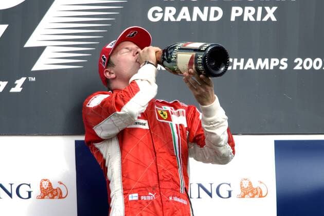 Kimi Räikkönen (Finnland Ferrari) - Sieger des GP von Belgien 2007 - trinkt aus der Champagnerflasche -  Motorsport Grand Prix Herren Großer Preis von Belgien 2007, Formel 1 Weltmeisterschaft, F1, F, GP, WM Einzelbild o00 Alkohol Spa Francorchamps Freude, Motorsport Grand Prix Herren Großer Preis von Belgien 2007, Formel 1 Weltmeisterschaft, F1, F, GP, WM Einzelbild o00 Alkohol Spa Francorchamps Freude,