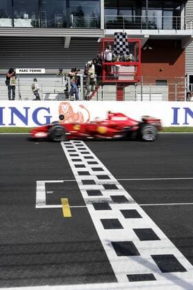 GP von Belgien 2007 - Sieger Kimi Räikkönen (Finnland Ferrari) fährt in seinem Boliden über die Ziellinie Motorsport Grand Prix Herren Großer Preis von Belgien 2007, Formel 1 Weltmeisterschaft, F1, F, GP, WM, Ziel, Zielflagge Einzelbild Zieleinfahrt, o0 Sieg, Spa Francorchamps Dynamik, Motorsport Grand Prix Herren Großer Preis von Belgien 2007, Formel 1 Weltmeisterschaft, F1, F, GP, WM, Ziel, Zielflagge Einzelbild Zieleinfahrt, o0 Sieg, Spa Francorchamps Dynamik,