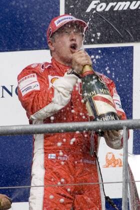 Siegerehrung GP von Belgien 2007: Sieger Kimi Räikkönen (Finnland Ferrari) - Sektdusche Motorsport Grand Prix Herren Großer Preis von Belgien 2007, Formel 1 Weltmeisterschaft, F1, F, GP, WM Einzelbild Spa Francorchamps Freude, Motorsport Grand Prix Herren Großer Preis von Belgien 2007, Formel 1 Weltmeisterschaft, F1, F, GP, WM Einzelbild Spa Francorchamps Freude,