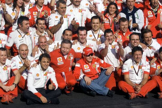 Siegerfoto der Scuderia Ferrari zum GP von Belgien 2007 mit Geschäftsführer Jean Todt (Frankreich, Mitte) und seinen Schützlingen Kimi Räikkönen (Finnland, Mitte re.) und Felipe Massa (Brasilien, Mitte li.) Motorsport Grand Prix Herren Großer Preis von Belgien 2007, Formel 1 Weltmeisterschaft, F1, F, GP, WM Totale Spa Francorchamps Freude, Motorsport Grand Prix Herren Großer Preis von Belgien 2007, Formel 1 Weltmeisterschaft, F1, F, GP, WM Totale Spa Francorchamps Freude,
