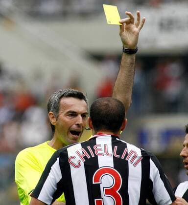 Giorgio Chiellini (Juventus Turin, vorn) erhält von Schiedsrichter Stefano Farina die gelbe Karte -  Fußball Herren Serie A 2007 2008, 1. Italienische Liga, Juventus Turin, Juve Gruppe Turin Fußball Herren Serie A 2007 2008, 1. Italienische Liga, Juventus Turin, Juve Gruppe Turin